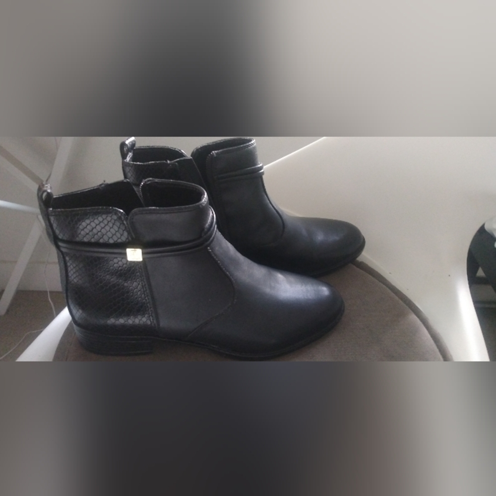 Bandolino Black Leather Ankle Boots